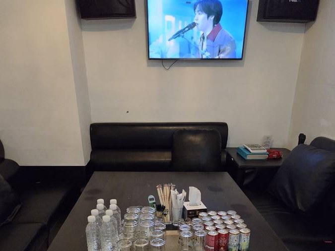 벨벳 호스트바 프라이빗 룸 내부의 소파 좌석과 테이블 배치
